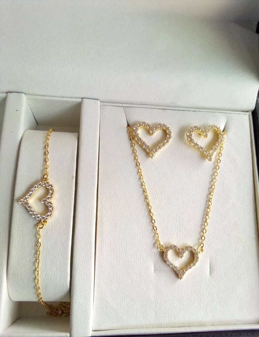 54054d86-4f3f-43e0-9b7d-36a81ca26028 Neckpiece set - Image 1
